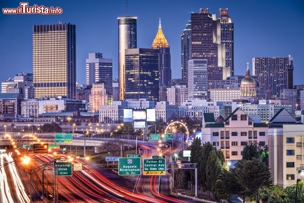 Immagine Autostrada e skyline di Atlanta, Georgia, by night. La città sorge a 320 metri sul livello del mare e occupa un'area di circa 340 chilometri quadrati.