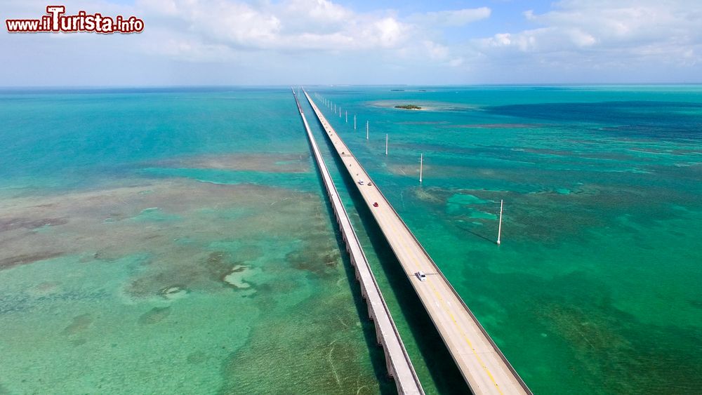 Immagine L'autostrada sull'oceano: vista panoramica della Florida Keys interstate.