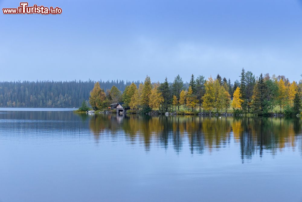 Immagine Autunno nei pressi di Ruka, Finlandia: una bella veduta del lago e della foresta.