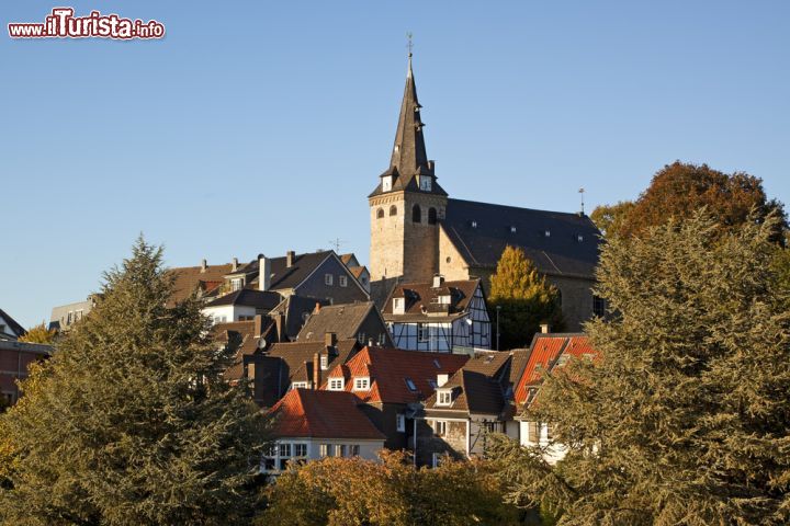 Immagine Autunno nella città vecchia di Essen, Germania - Nonostante sia una moderna città industriale, Essen è letteralmente immersa nel verde. Nel suo centro cittadino, qui ritratto in inverno, si possono ammirare edifici e monumenti storici © Oliver Hoffmann / Shutterstock.com