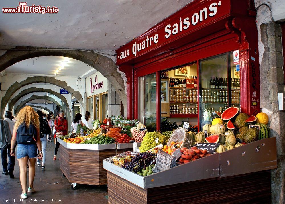 Immagine Aux Quatre Saisons, suggestivo negozio di frutta e verdura nel centro di Annecy, Francia - © Allik / Shutterstock.com