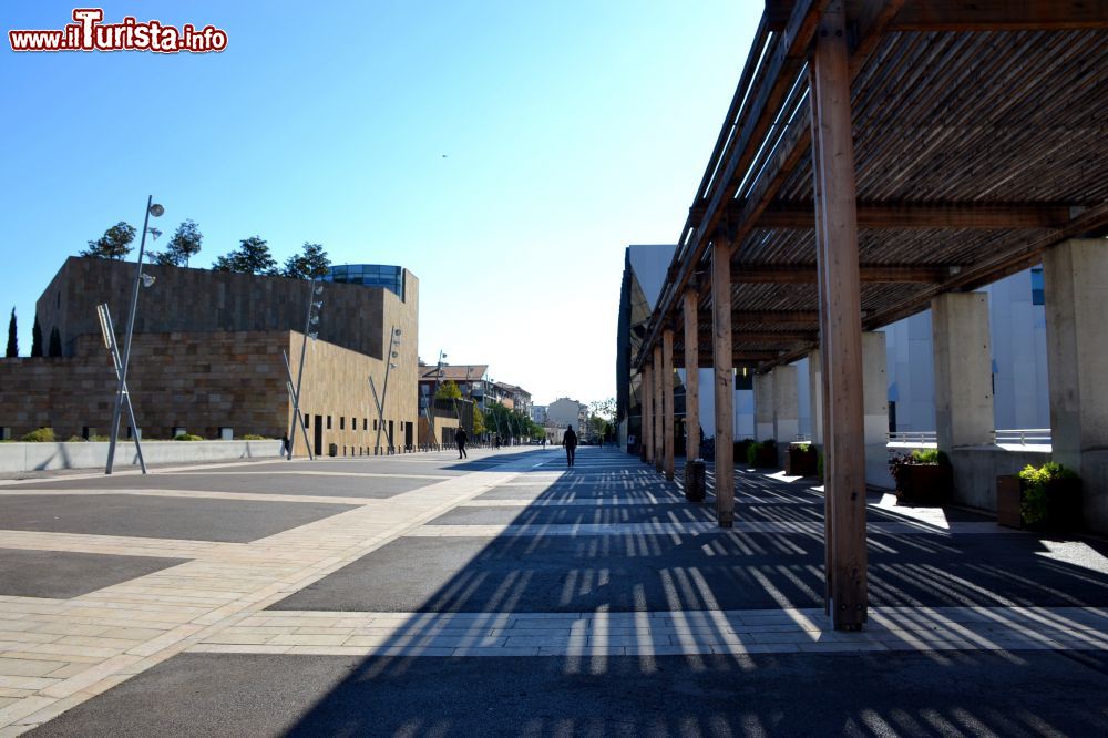 Immagine Avenue Wolfgang Amadeus Mozart ad Aix-en-Provence. Sulla sinistra si vede il Grand Theatre de Provence, mentre sulla detra l'edificio bianco è quello del Conservatorio Darius Milhaud.