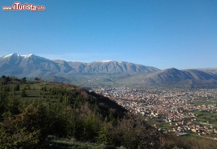 Immagine Avezzano e la cornice dei monti della Marsica, fotografato dal monte Salviano - © Marica Massaro - CC BY-SA 4.0 - Wikimedia Commons.
