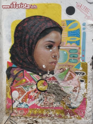 Immagine Azemmour, Marocco, uno dei suoi murales - Le mura della città marocchina sono state decisamente abbellite da una serie di artisti, invitati a partecipare al Festival des Arts plastiques d’Azemmour oggi divenuto il Festival Remp’Arts Azemmour. Grazie a questi eventi di risonanza internazionale, il centro storico ora è diventato un forziere ricco di colori e dettagli, che rendono molto interessante la visita, dal punto di vista fotografico.