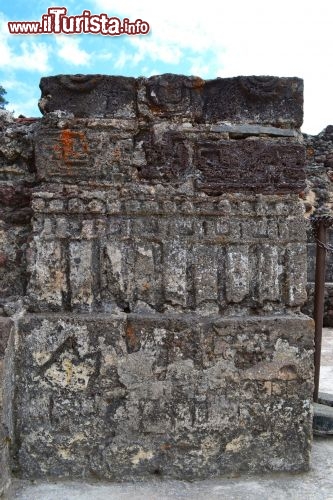 Immagine Incisioni azteche, Tepoztlán: sulla piramide del sito del Tepozteco si trovano anche alcune parti della struttura nelle quali sono ben visibili incisioni azteche. Il sito cerimoniale era dedicato al dio Tepoztécatl.
