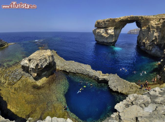 Immagine L'Azure Window a Dweyra Bay, la finestra azzurra di Gozo (Malta) - Come si può vedere dall'immagine il gioco naturale che il corso del tempo ha creato su questa roccia, forma una vera e propria finestra dove lo scenario di fondo, mostra un azzurro così presente da non vedere altro. Questo spaccato naturalistico che si affaccia sul bel Mar Mediterraneo, si trova sulla costa occidentale dell'isola di Gozo, proprio a Dweyra Bay. Questa rappresenta l'attrazione più suggestiva di tutto l'arcipelago maltese - © Malcolm Grima / Shutterstock.com