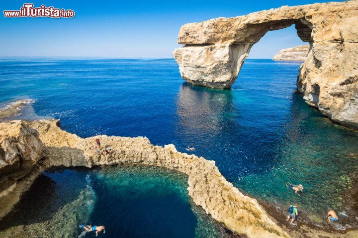 Immagine Azure Window sull'isola di Gozo, arcipelago maltese. Conosciuta come "Finestra Azzurra", questa baia è lo spettacolare risultato di forze geologiche che hanno formato il volto di Gozo nel corso dei millenni  - © View Apart / Shutterstock.com