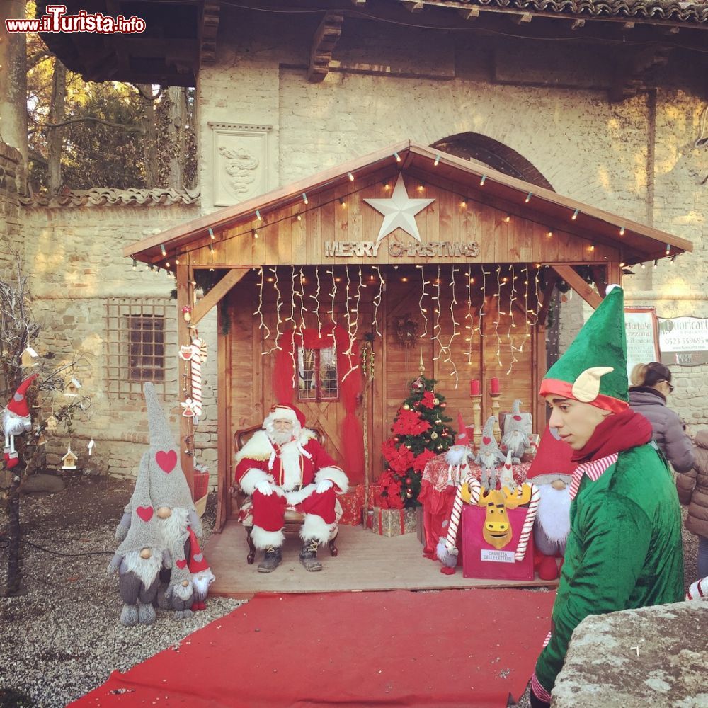 Immagine Babbo Natale e i suoi Elfi attendono i bambini ai Mercatini Natalizi di Grazzano Visconti - ©  Natale a Grazzano Visconti