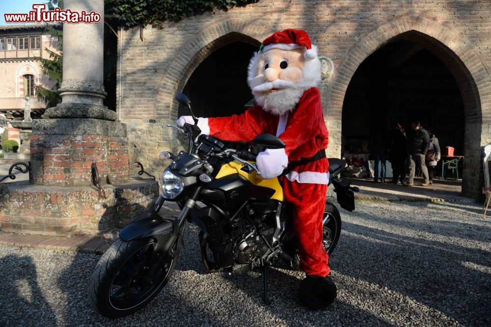 Immagine Babbo natale in moto: uno degli eventi dei mercatini di Natale a Grazzano VIsconti - ©  Natale a Grazzano Visconti