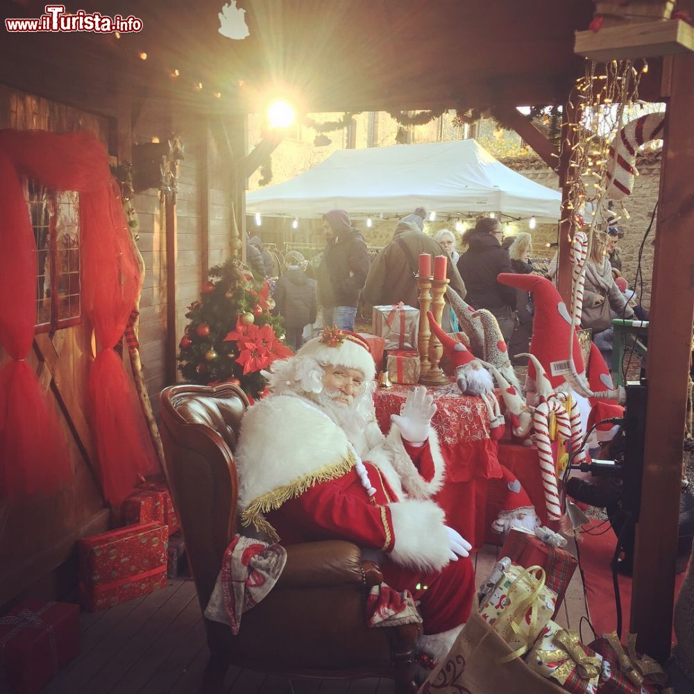 Immagine Babbo Natale nel borgo medievale di Grazzano Visconti durante il periodo dei mercatini natalizi - ©  Natale a Grazzano Visconti