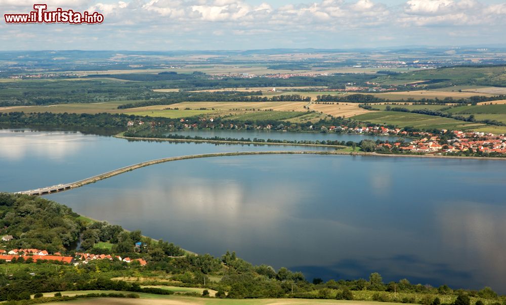Immagine Bacino d'acqua di Nove Mlyny a Mikulov, Repubblica Ceca. Una suggestiva panoramica dall'alto di questo lago nei pressi della cittadina della Moravia.