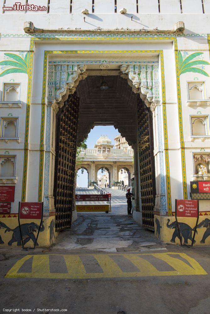 Immagine Badi Pol Gate all'interno del Palazzo della Città di Udaipur, Rajasthan, India. Si tratta di un museo e di un hotel di lusso. Il City Palace è un complesso di edifici costruito nel corso di 400 anni da diversi sovrani del regno Mewar. E' il più grande in stile fiammeggiante di tutto lo stato del Rajasthan  - © bodom / Shutterstock.com