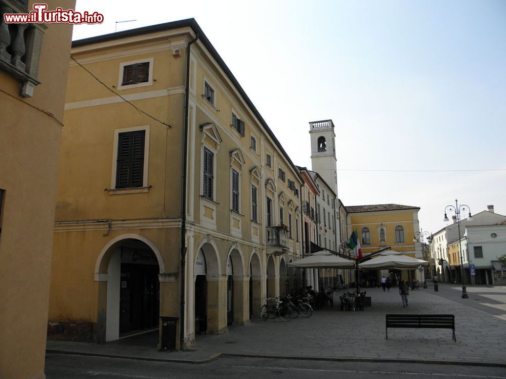Immagine Badia Polesine: scorcio dellacentrale Piazza Vittorio Emanuele II sul cui sfondo si distinguono la Torre Civica ed il Palazzo Municipale - © Threecharlie, CC BY-SA 3.0, Wikipedia