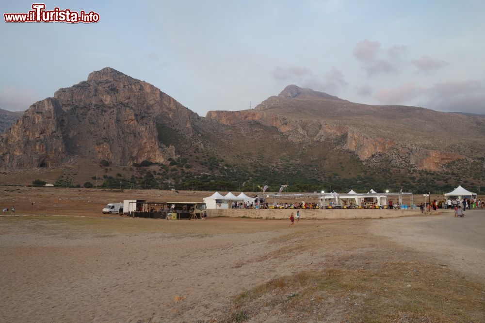 Immagine La Baia di Santa Margherita nella zona tra Makari e Castelluzzo durante Bagli, Olio e Mare, evento estivo della cittadina di San Vito lo Capo (Sicilia).