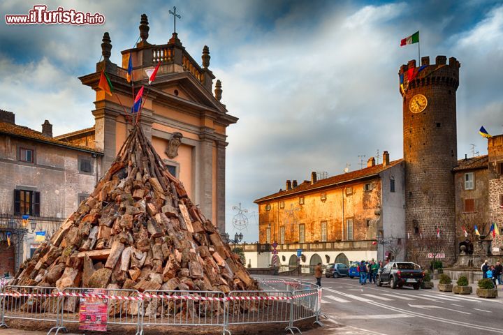 Immagine Bagnaia (Viterbo): il "focarone" è un falò che viene acceso in onore di Sant'Antonio il 16 gennaio.