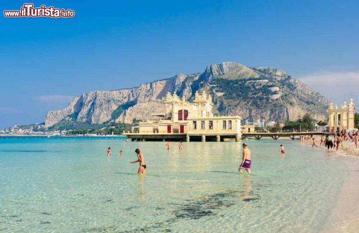 Immagine Bagnanti sulla spiaggia di Mondello a Palermo: le acque trasparenti lo rendono una delle mete balneari più importanti della Sicilia, anche se piuttosto affollata - © EugeniaSt / Shutterstock.com