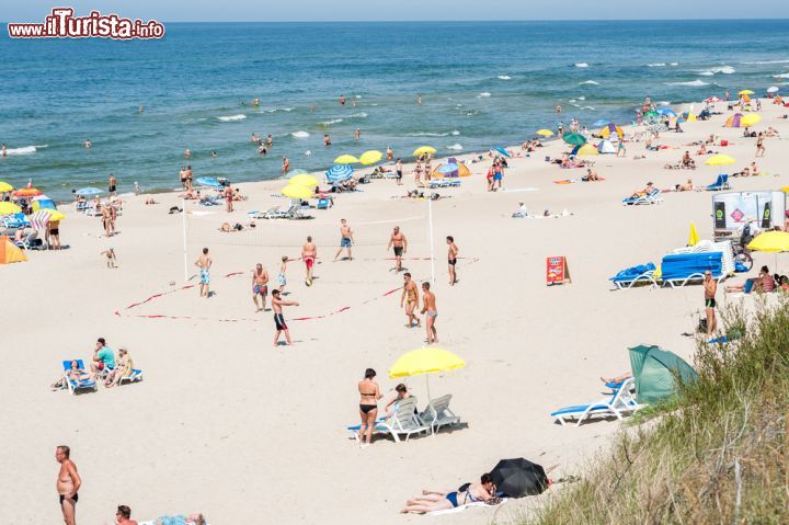 Immagine Bagnanti sulla spiaggia di Nida, Lituania. Una leggenda racconta che questo territorio sia stato creato da Nida, la figlia di un pescatore, che raccolse la sabbia nel suo grembiule - © A. Aleksandravicius / Shutterstock.com