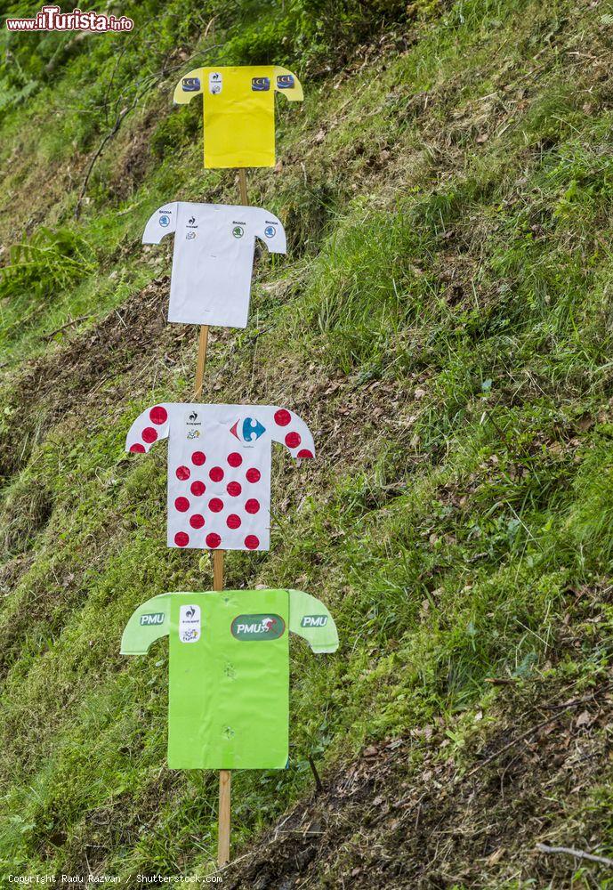 Immagine Bagneres-de-Bigorre (Francia), sagome di cartone con le magliette dei ciclisti del Tour de France: siamo lungo la strada del Colle di Tourmalet - © Radu Razvan / Shutterstock.com