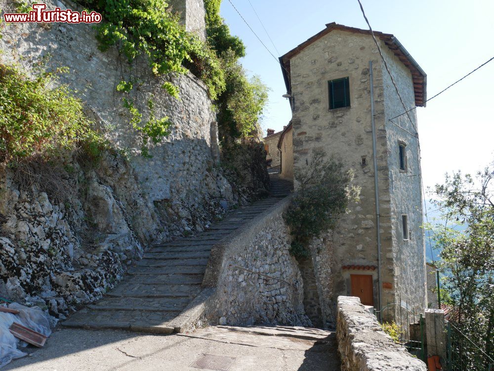 Immagine Bagni di Lucca:  scalinate nella frazione di Lucchio in Toscana  - © Naioli, CC BY-SA 4.0, Wikipedia