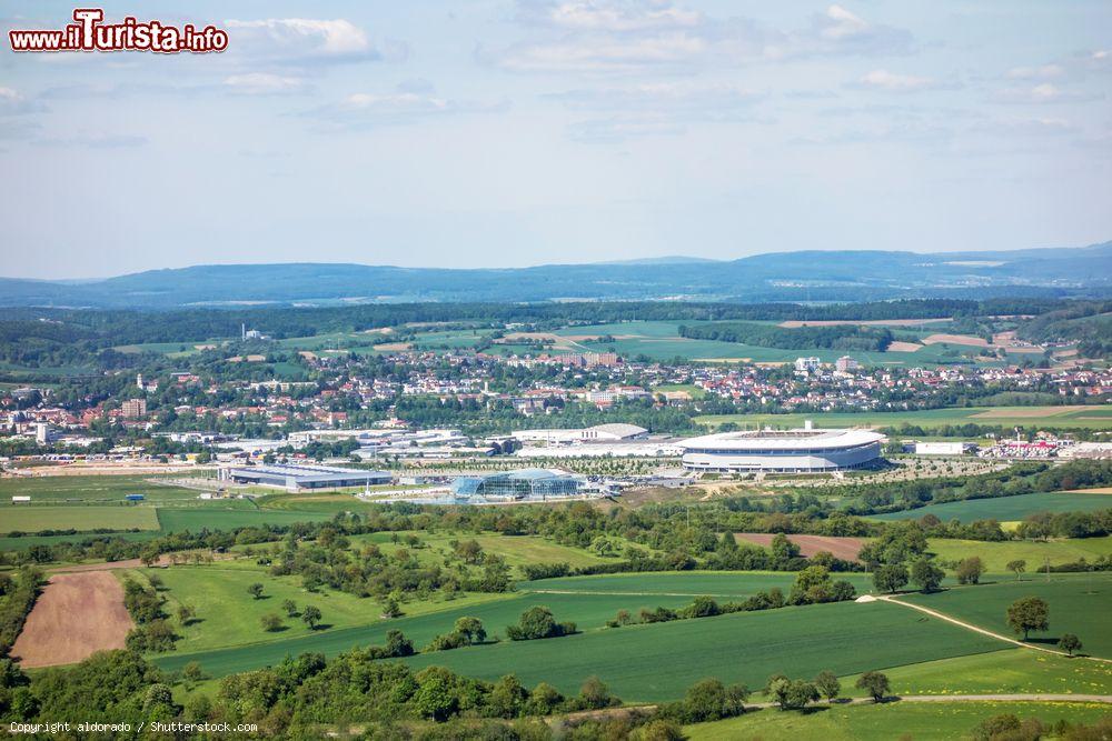 Immagine I bagni termali Badewelt di Sinsheim e lo stadio Rhein-Neckar Arena circondati dal tipico paesaggio di Kraichgau, Germania - © aldorado / Shutterstock.com