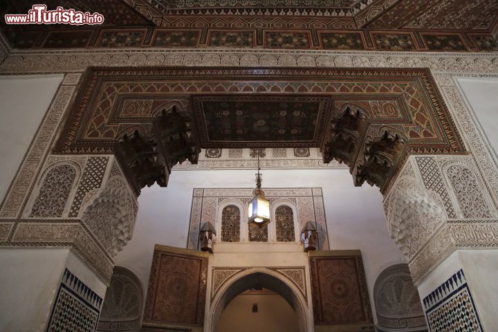 Immagine Soffitto del Bahia Palace di Marrakech, Marocco - Considerato uno dei capolavori dell'architettura tradizionale marocchina, il palazzo El Bahia è composto da circa 150 stanze decorate con marmi, legno di faggio e di cedro e stucchi preziosi. Prende il nome da Bahiya, moglie preferita di Ahmad b. Musa che regnò sul Marocco come reggente del giovane sultano Mulay 'Abd al-'Aziz. Aperto ai visitatori, questo sontuoso edificio ospita oggi concerti di musica arabo andalusa e mostre d'arte. In questa immagine, un particolare del suo bel soffitto decorato 