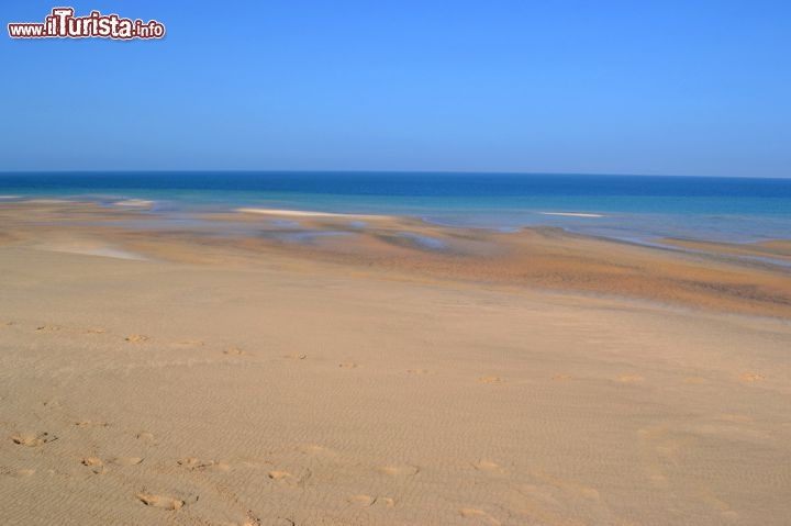 Immagine La Baia di Dakhla: il mare è sempre tranquillo e le acque di un blu intenso. A seconda dell'orario, è possibile scorgere i kitesurfers intenti nelle loro evoluzioni.