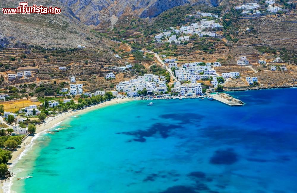 Immagine Baia dell'Egeo a Amorgos, Grecia. Le splendide spiagge che si affacciano su questo angolo di mare che circonda le Cicladi.
