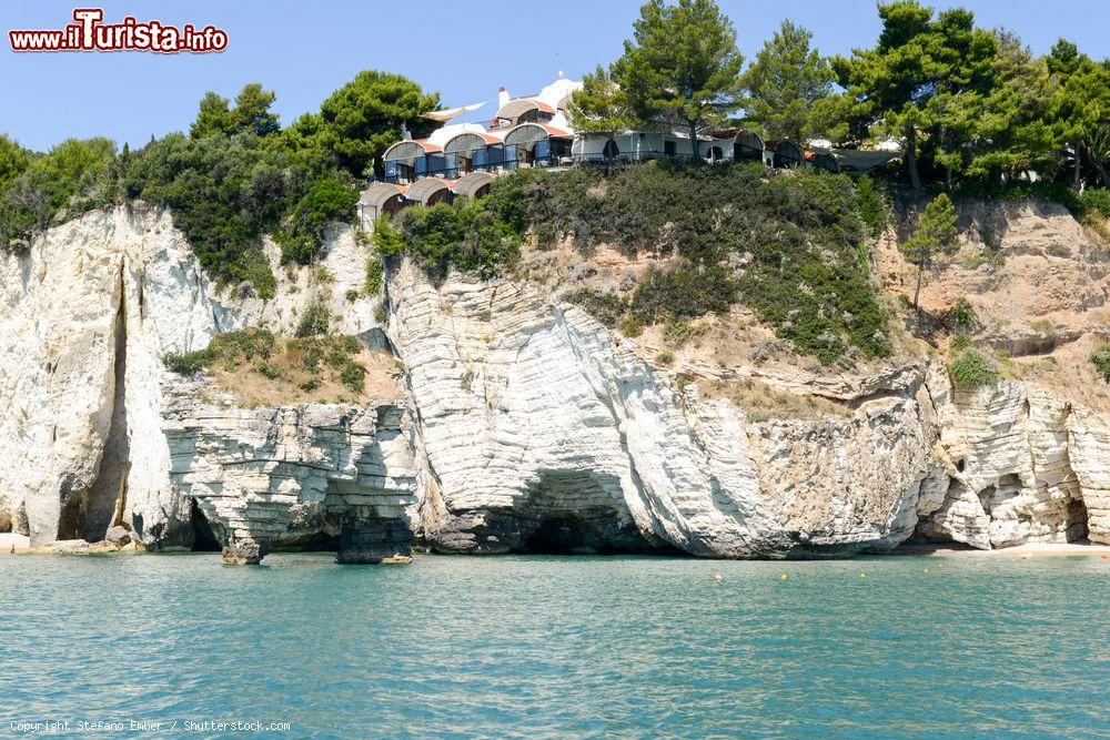 Immagine Baia delle Zagare (Puglia): la costa del gargano fotografata dal mare Adriatico - © Stefano Ember / Shutterstock.com