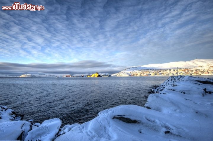 Immagine Baia di Hammerfest, Norvegia - Una bella immagine della baia di Hammerfest ricoperta di neve. La città è situata sulla costa occidentale dell'isola di Kwaloy e, grazie alla corrente del golfo che spinge un braccio delle sue calde acque lungo la costa norvegese, il clima è nonostante tutto relativamente mite © Ralph Griebenow / Shutterstock.com