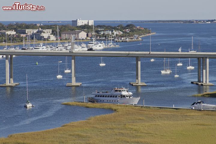 Immagine Una vista panoramica sulla baia di Charleston, South Carolina, sempre molto affollata di barche. Charleston è uno dei principali porti degli USA - foto © J. Bicking / Shutterstock.com