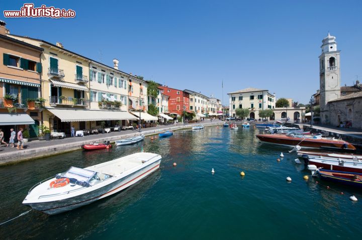 Immagine baia di LAzise con barche, Lago di Garda - © Robert Hoetink / Shutterstock.com