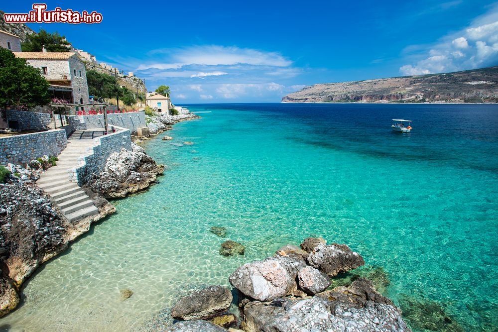 Immagine Baia di Limani: le acque turchesi del Mare Mediterraneo con le scogliere (Grecia).