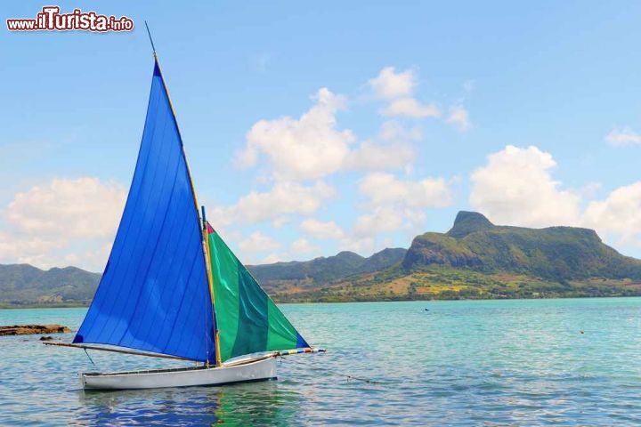 Immagine Baia di Mahebourg, isola di Mauritius - Una barchetta a vela nelle acque dell'oceano Indiano a Mahebourg con Morne Brabant sullo sfondo © Kletr / Shutterstock.com