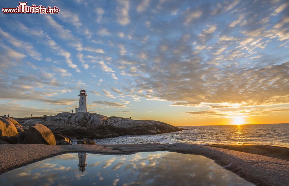 Immagine L'affascinante baia di Peggy's Cove con il faro al tramonto nei pressi di Halifax, Nuova Scozia, Canada. E' solo una delle suggestive località che costellano il litorale della Penisola di Chebucto.