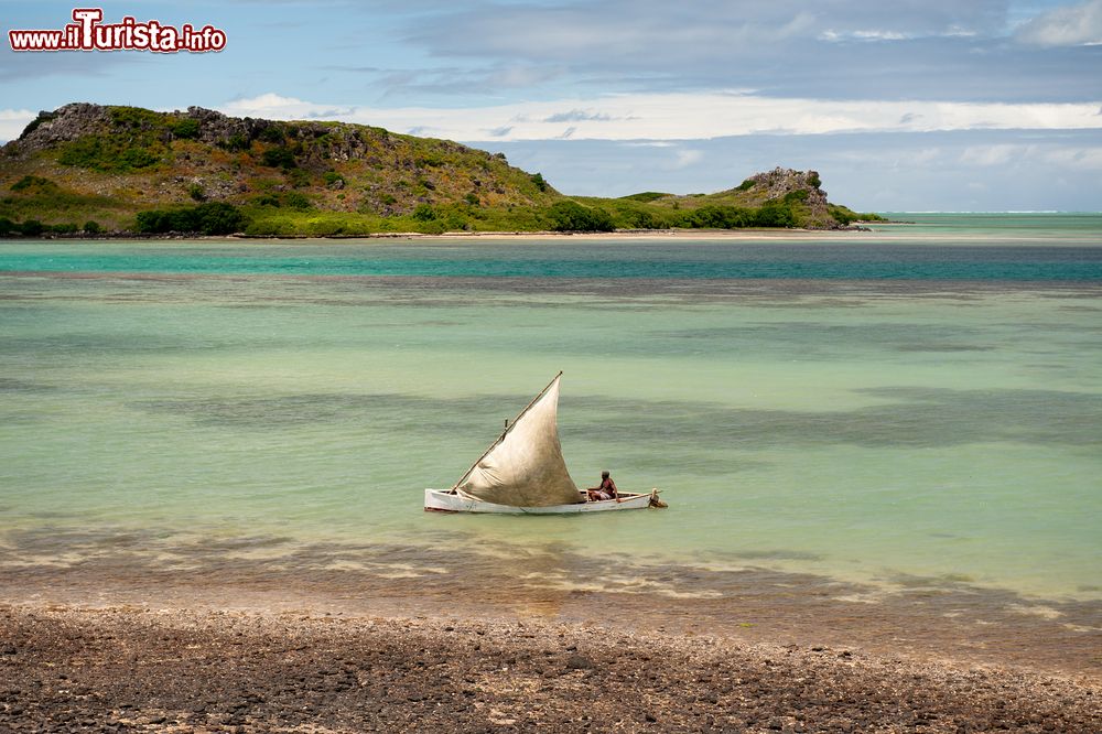 Immagine Un pescatore sulla sua barca nella baia di Topaze bay sull'isola di Rodrigues, Repubblica di Mauritius. Davvero suggestivi i colori delle acque cristalline di questo angolo di Oceano Indiano. 