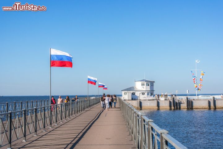 Immagine Baia e molo di Petergof, cittadina costiera della Russia a circa 40 km ad ovest di San Pietroburgo - © Pelikh Alexey / Shutterstock.com