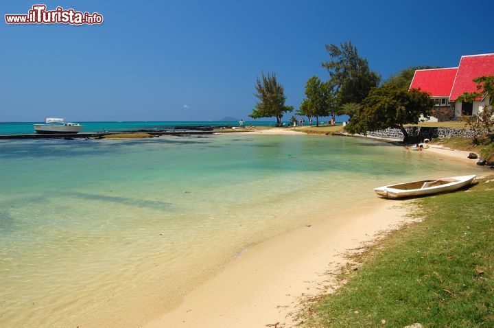 Immagine Baia e spiaggia nei pressi di Cap Malheureux, Mauritius - Un angolo di paradiso tropicale sulla costa settentrionale dell'isola di Mauritius © Pawel Kazmierczak / Shutterstock.com