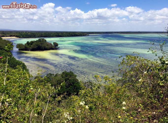 Immagine Baia di Mida Creek, Watamu: una splendida veduta d'insieme della baia, con gli incredibili colori dati dal movimento delle maree che cambia continuamente il paesaggio.