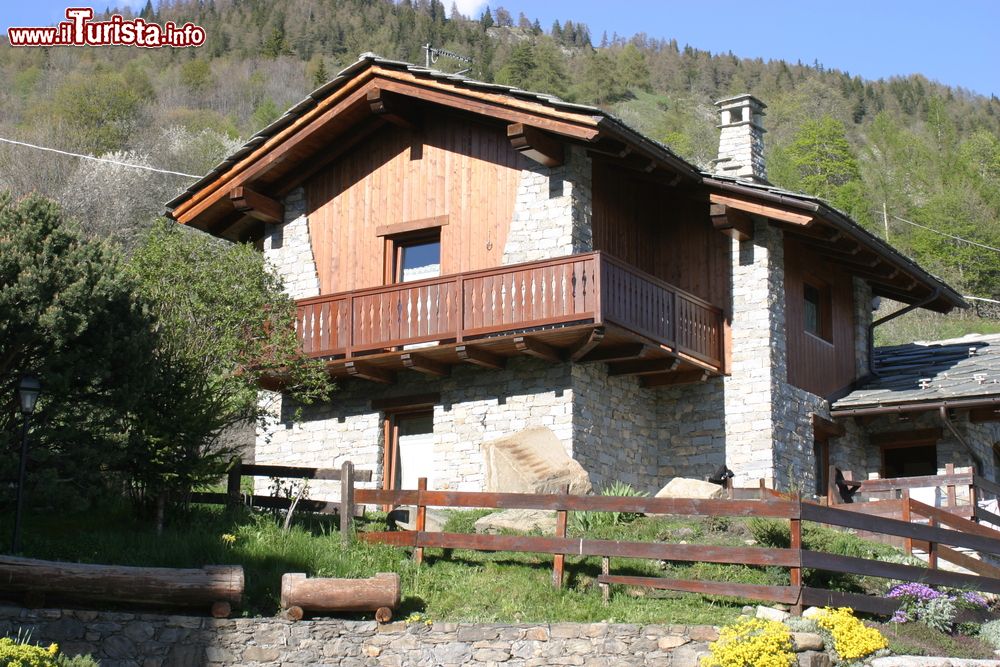 Immagine Baita di montagna a Morgex, Valle d'Aosta, Italia. Grazie ai suoi splendidi panorami immersi nella natura incontaminata, Morgex è l'ideale luogo di villeggiatura per chi è alla ricerca di relax.