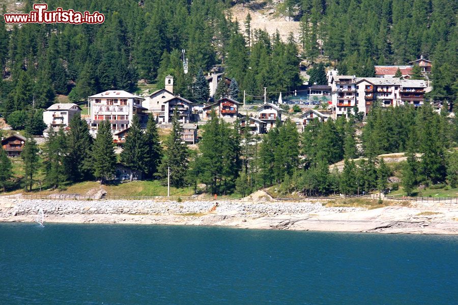 Immagine Il centro di Ceresole e il lago omonimo fotografati in estate - © Alessandro Vecchi - CC BY-SA 3.0, Wikipedia