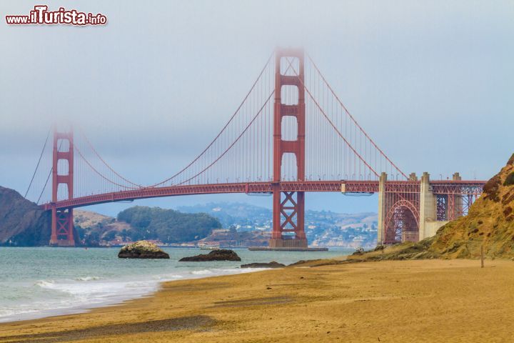 Immagine Baker Beach a San Francisco con la magnifica vista del Golden Gate bridge