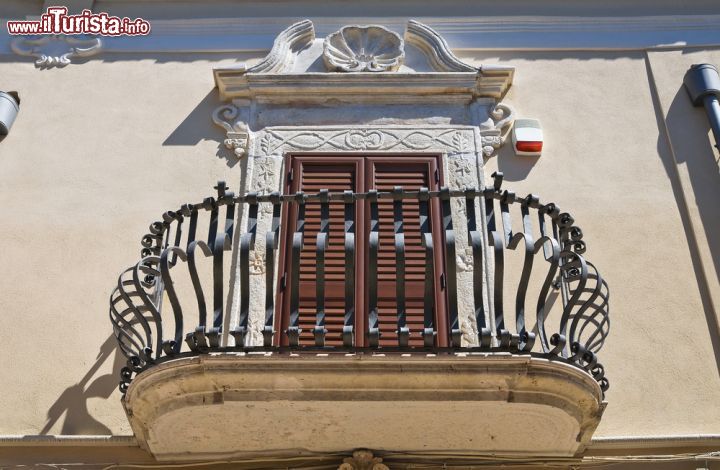 Immagine Balcone decorato di un palazzo storico di San Severo, Puglia - parte della bellezza di San Severo, e in particolare del suo centro storico, sono gli splendidi palazzi signorili barocchi: maestosi e riccamente decorati come possiamo notare nella foto. I palazzi storici più noti e più belli della città sono il Palazzo Vescovile, Palazzo De Petris, Palazzo del Sordo e Palazzo Celestini, attuale sede comunale. - © Mi.Ti. / Shutterstock.com