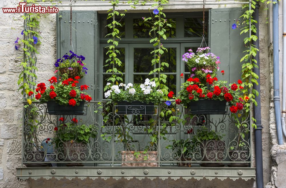 Immagine Balcone fiorito di un'antica casa a Uzes, Francia.