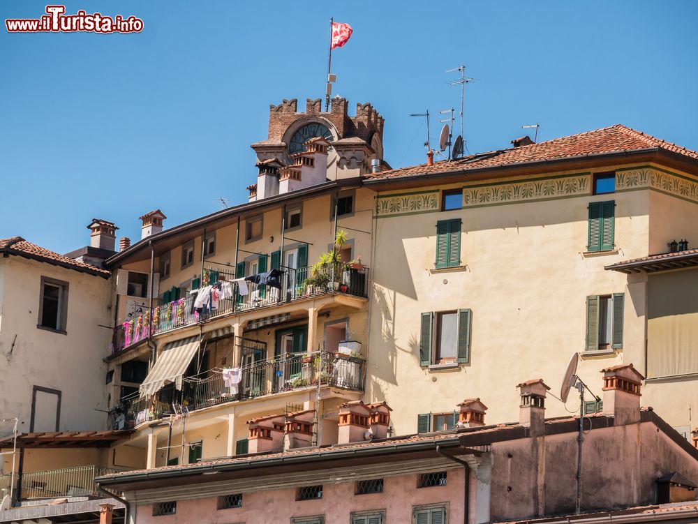 Immagine Balconi nel centro storico di Lovere, paese di 5000 abitanti della provincia di Bergamo, parte del club dei "Borghi più belli d'Italia".