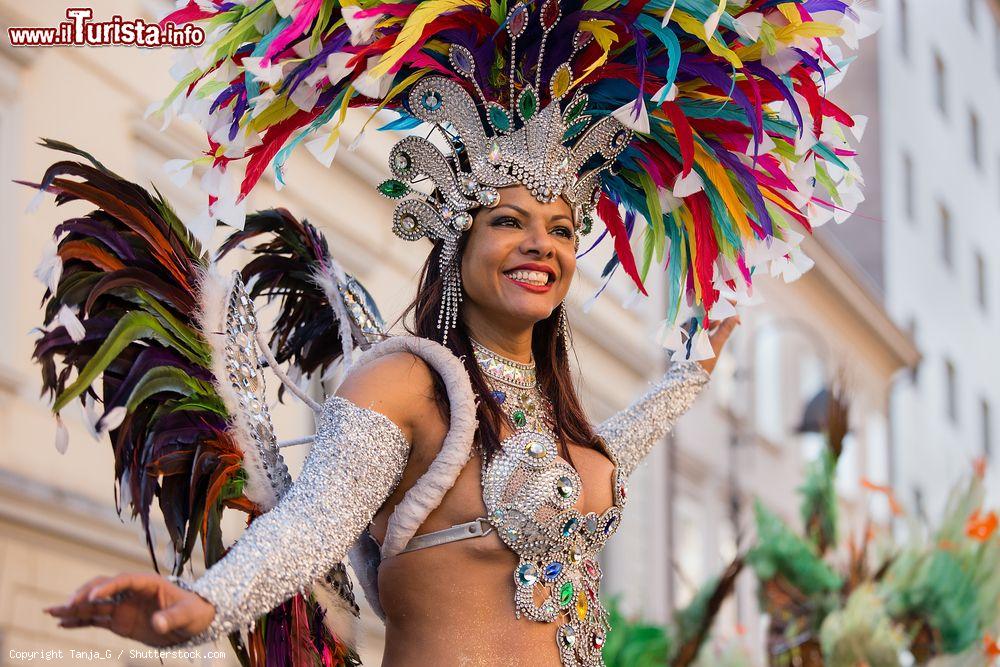 Immagine Ballerina brasiliana al Carnevale di Monfalcone in Friuli Venezia Giulia - © Tanja_G / Shutterstock.com