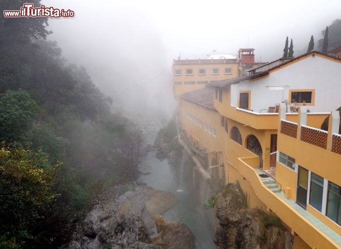 Immagine Balneario, Chignahuapan: le acque termali di Chignahuapan sono famose in tutto lo stato. La creazione di questa struttura alberghiera, con annesse piscine, balneario pubblico e centro benessere proprio nel cuore della vallata, ha incrementato notevolmente il turismo nazionale nel piccolo paese della Sierra Norte de Puebla.