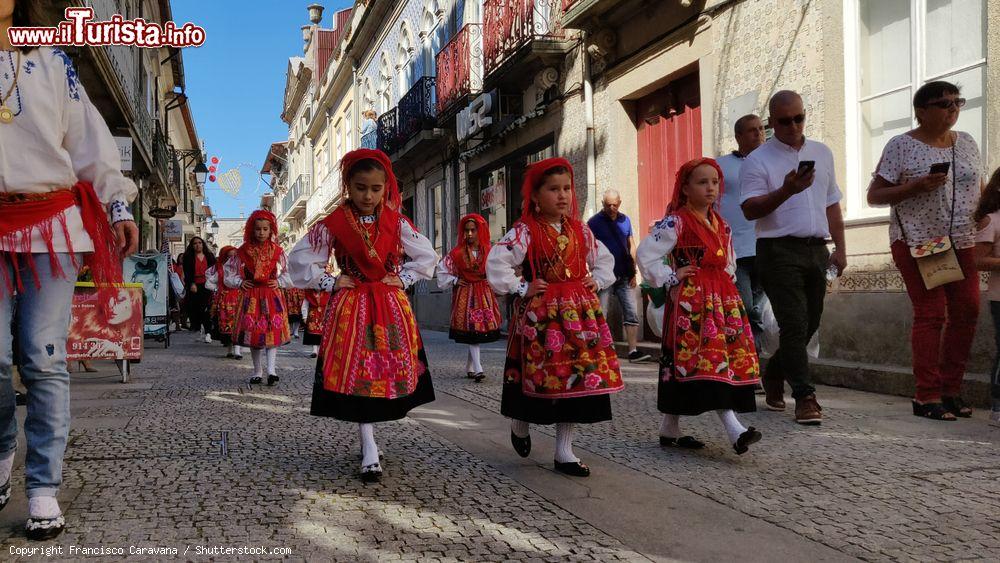 Immagine Bambine in abiti tradizionali alla sfilata per Romaria Sra d'Agonia a Viana do Castelo, Portogallo - © Francisco Caravana / Shutterstock.com