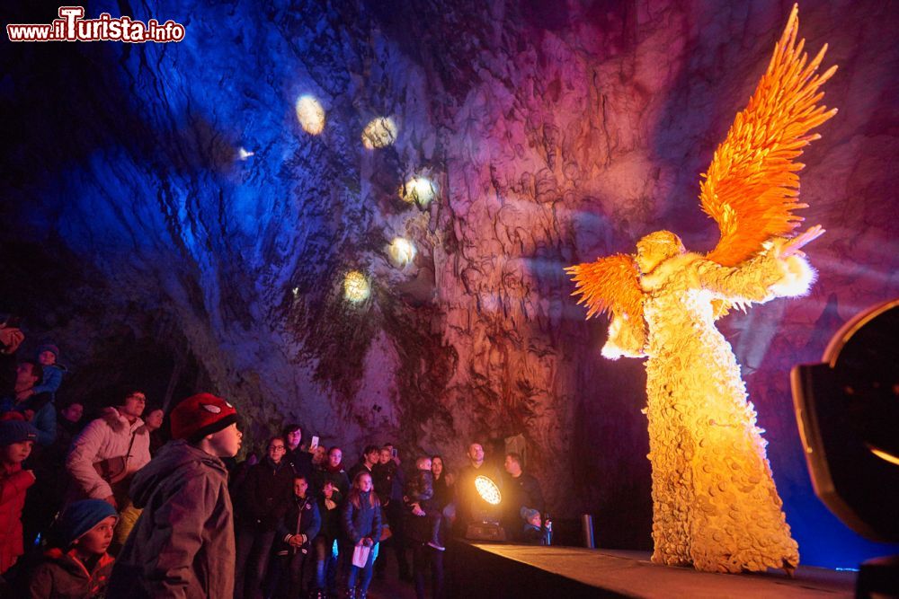 Immagine Bambini affascinati dal Presepe vivente delle grotte di Postumia in Slovenia