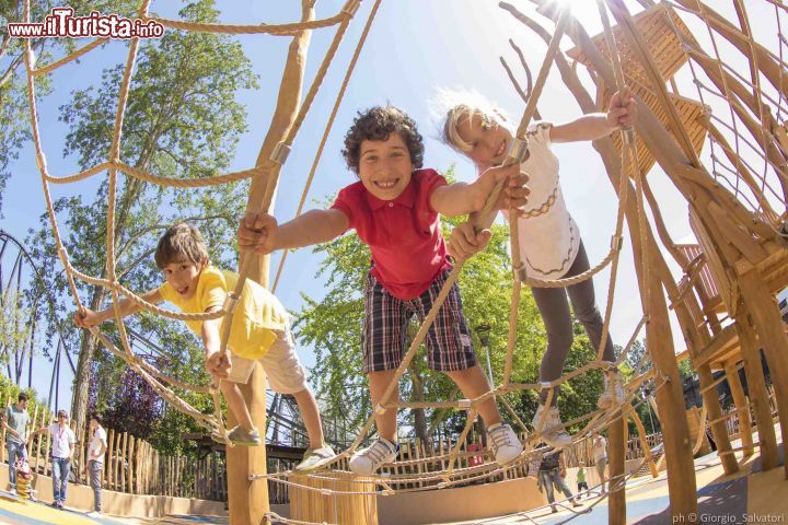 Immagine Bambini al Campo Sioux di Mirabilandia, Emilia Romagna, Italia. Divertimento assicurato per i più piccoli in questa nuova area giochi che, assieme a Fort Alamo, sta richiamando un numeroso pubblico.