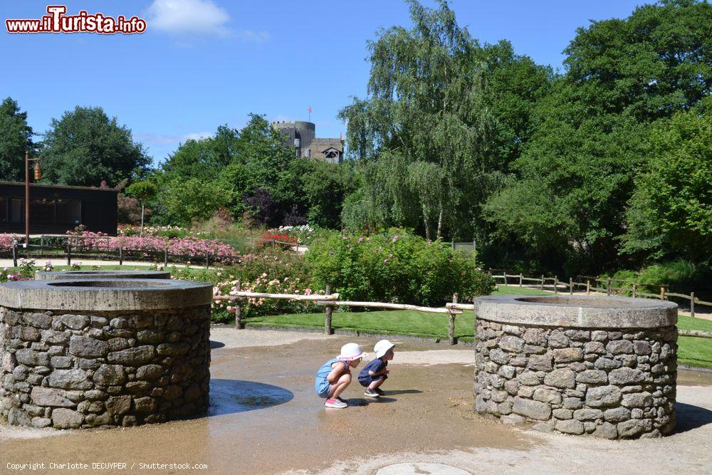 Immagine Bambini aspettano i getti d'acqua al parco tematico Puy du Fou a Les Epesses, Francia - © Charlotte DECUYPER / Shutterstock.com